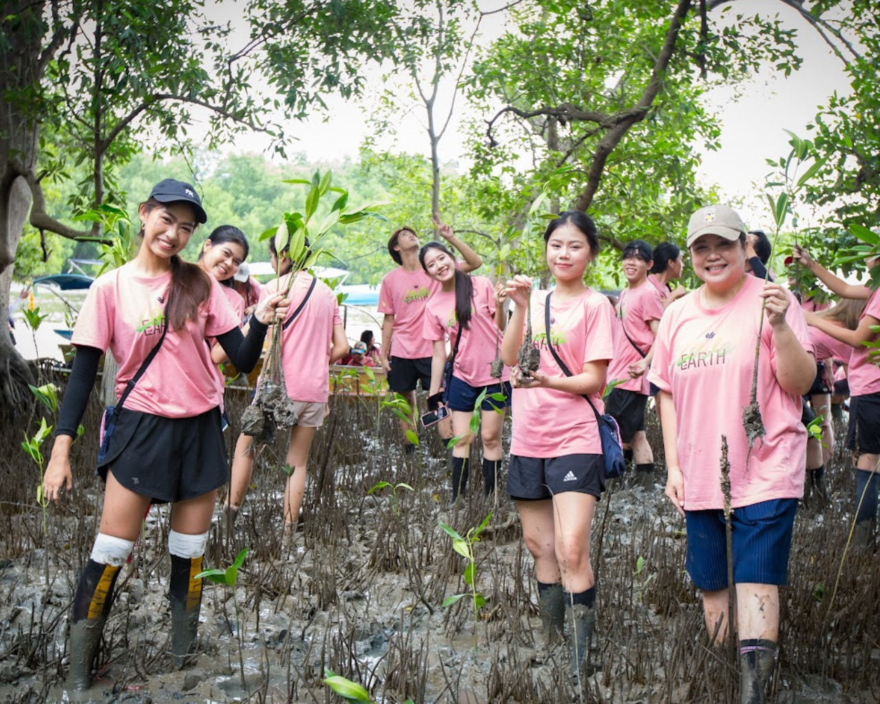 Wacoal ชวนนิสิต มศว. ลงมือรักษ์โลก ผ่านกิจกรรม Wacoal Love Earth ฟื้นฟูป่าชายเลน สร้างสมดุลธรรมชาติสู่ความยั่งยืน