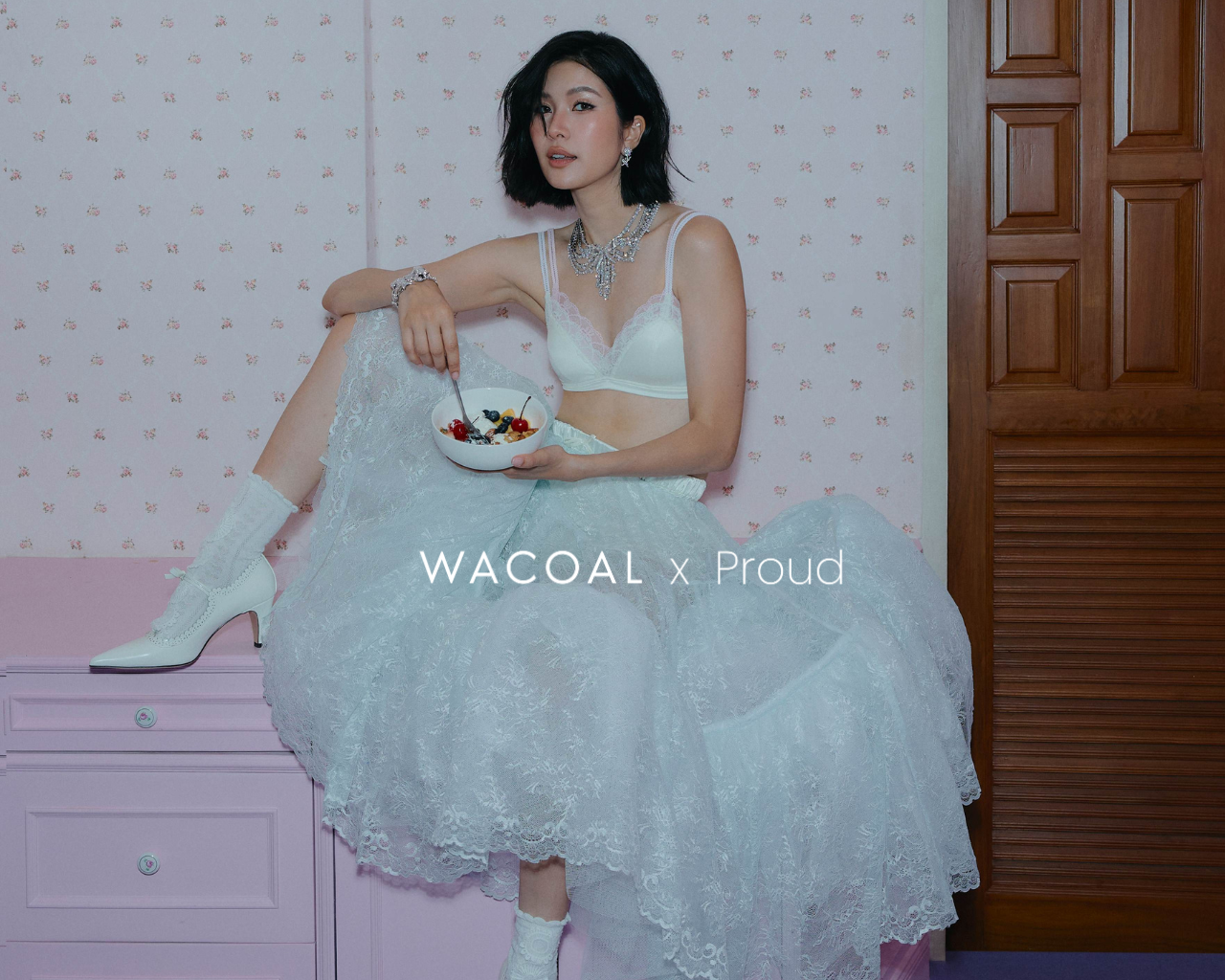 WACOAL ชวนเปิดโลกแฟชั่นใหม่ ดึง “พราว – อรณิชา” ออกแบบคอลเลกชัน “WACOAL Designed by Proud” ผสานมนต์เสน่ห์ยุค 80s ด้วย “Satin & Lace" ให้เขย่าหัวใจเหล่าแฟชั่นนิสต้าตัวจริง!