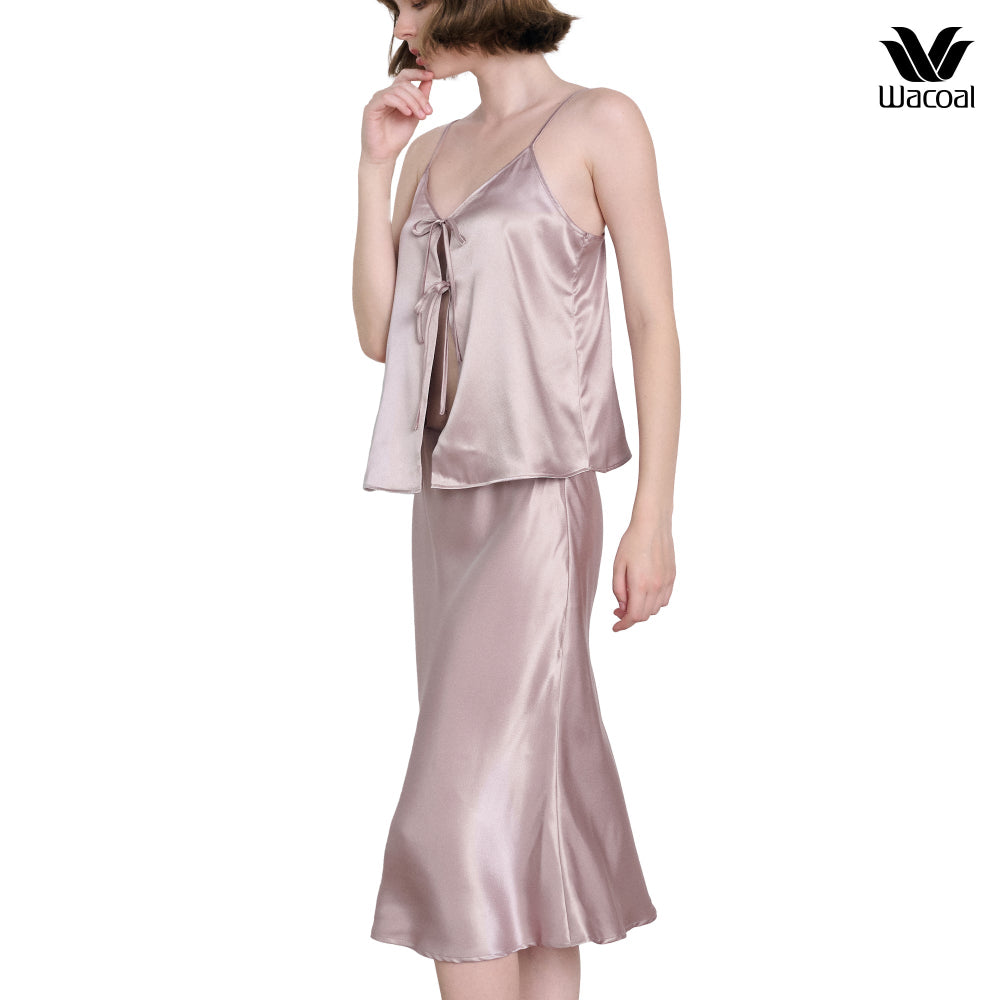 Wacoal Unban comfort ชุดนอนผ้าซาติน เสื้อสายเดี่ยวผูกโบว์ รุ่น WN3E01 เข้าคู่ กระโปรง รุ่น WN5E02 สีน้ำตาล (BR)