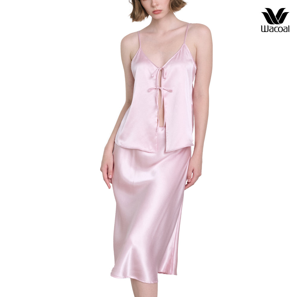 Wacoal Unban comfort ชุดนอนผ้าซาติน เสื้อสายเดี่ยวผูกโบว์ รุ่น WN3E01 เข้าคู่ กระโปรง รุ่น WN5E02 สีชมพู (PI)