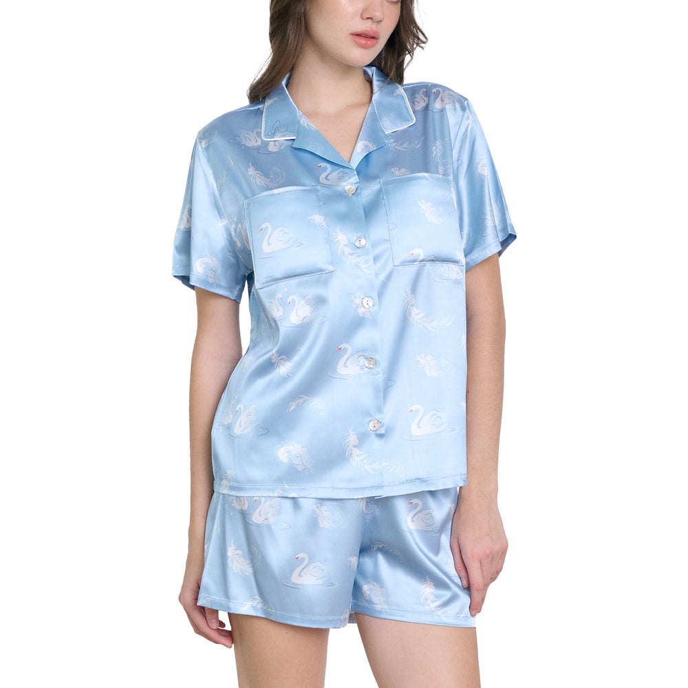 Wacoal Dreamland Collection ชุดนอนกันโป๊ แขนสั้นขาสั้น ผ้าซาติน พิมพ์ลาย Swan Lake รุ่น WN7V18 สีฟ้า (SX)