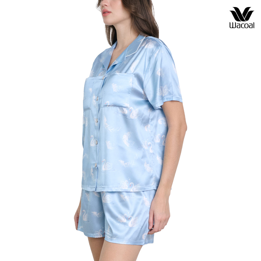 Wacoal Dreamland Collection ชุดนอนกันโป๊ แขนสั้นขาสั้น ผ้าซาติน พิมพ์ลาย Swan Lake รุ่น WN7V18 สีฟ้า (SX)