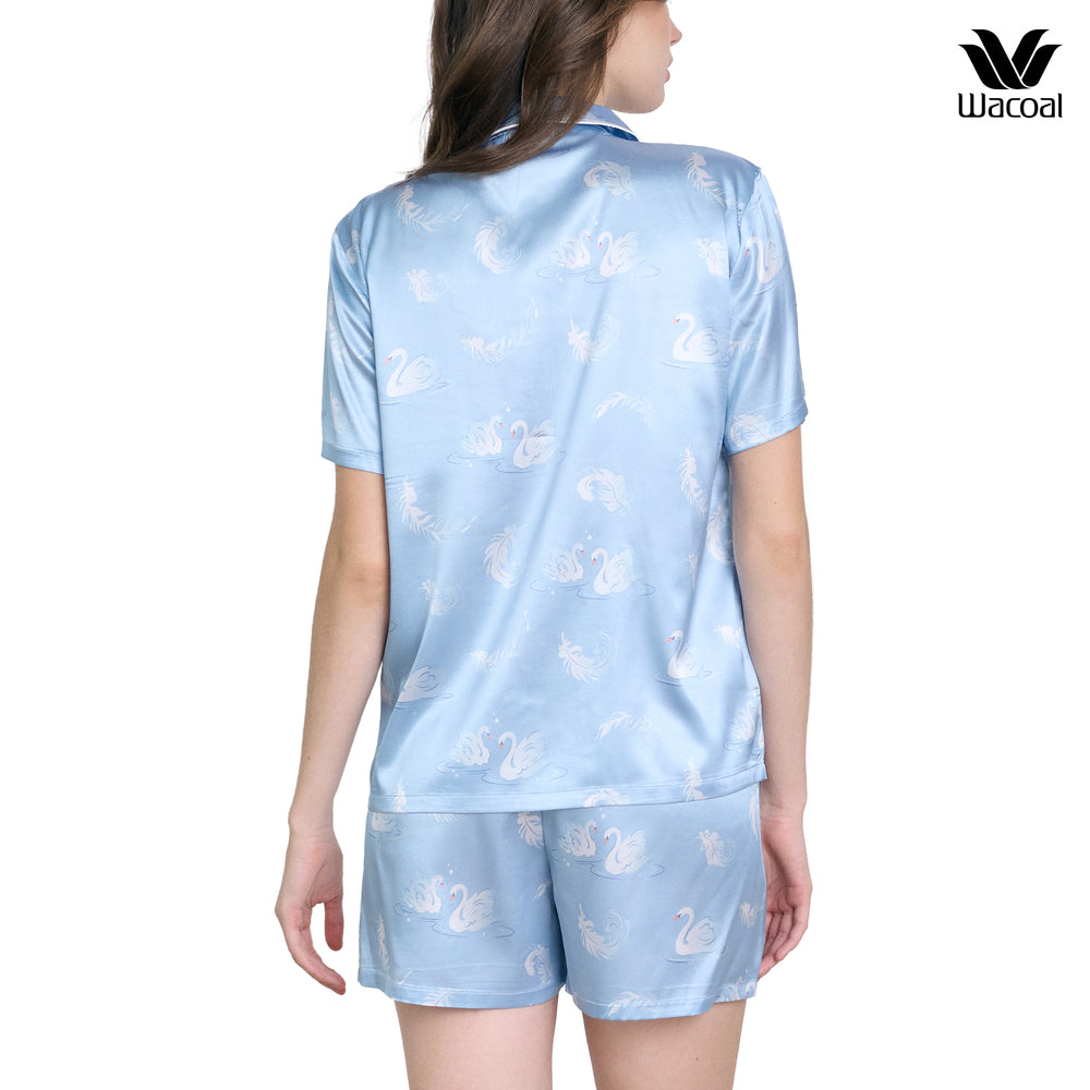 Wacoal Dreamland Collection ชุดนอนกันโป๊ แขนสั้นขาสั้น ผ้าซาติน พิมพ์ลาย Swan Lake รุ่น WN7V18 สีฟ้า (SX)