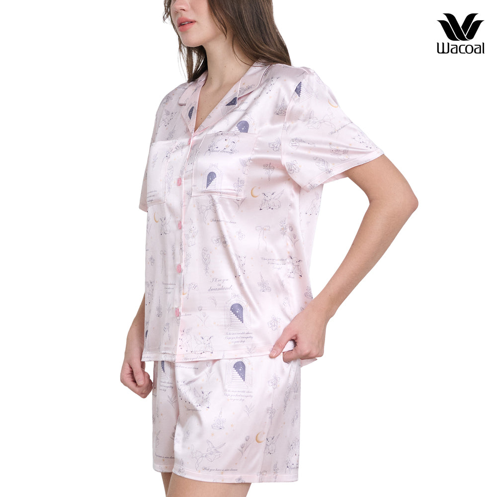 Wacoal Dreamland Collection ชุดนอนกันโป๊ แขนสั้นขาสั้น ผ้าซาติน พิมพ์ลาย Stary clouds รุ่น WN7V20 สีชมพูอมส้ม (OR)