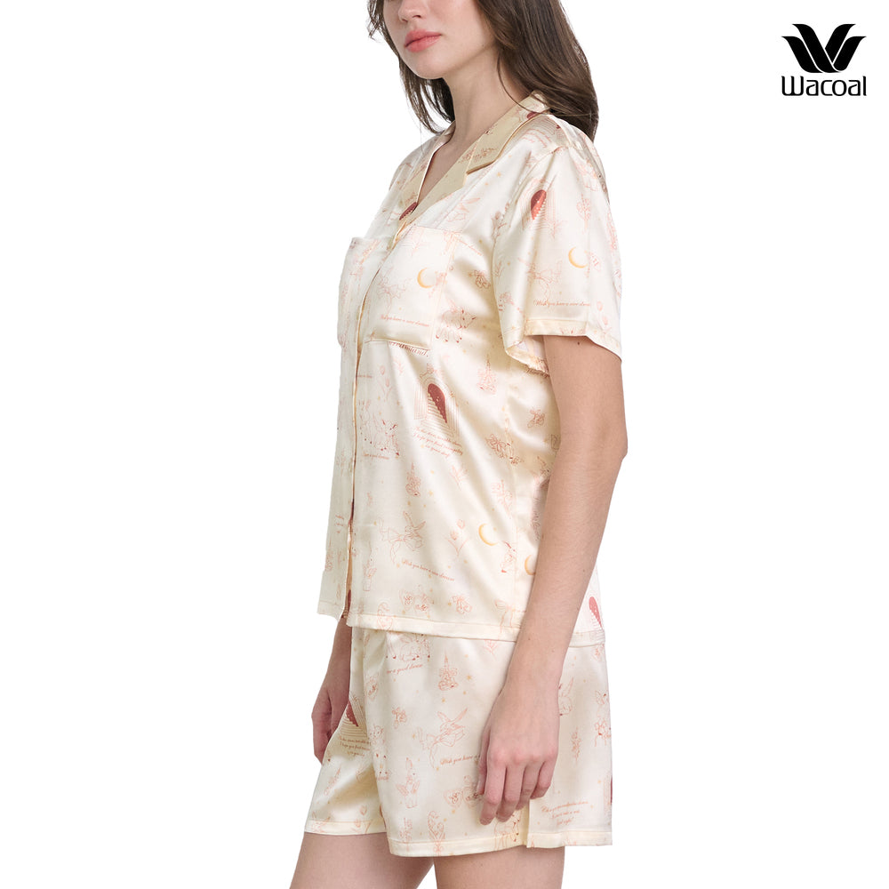 Wacoal Dreamland Collection ชุดนอนกันโป๊ แขนสั้นขาสั้น ผ้าซาติน พิมพ์ลาย Stary clouds รุ่น WN7V20 สีครีม (CR)