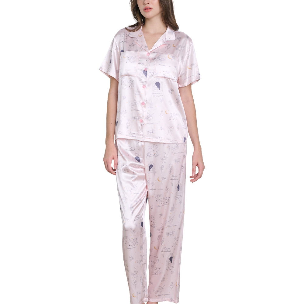 Wacoal Dreamland Collection ชุดนอนกันโป๊ แขนสั้นขายาว ผ้าซาติน พิมพ์ลาย Stary clouds รุ่น WN7V21 สีชมพูอมส้ม (OR)