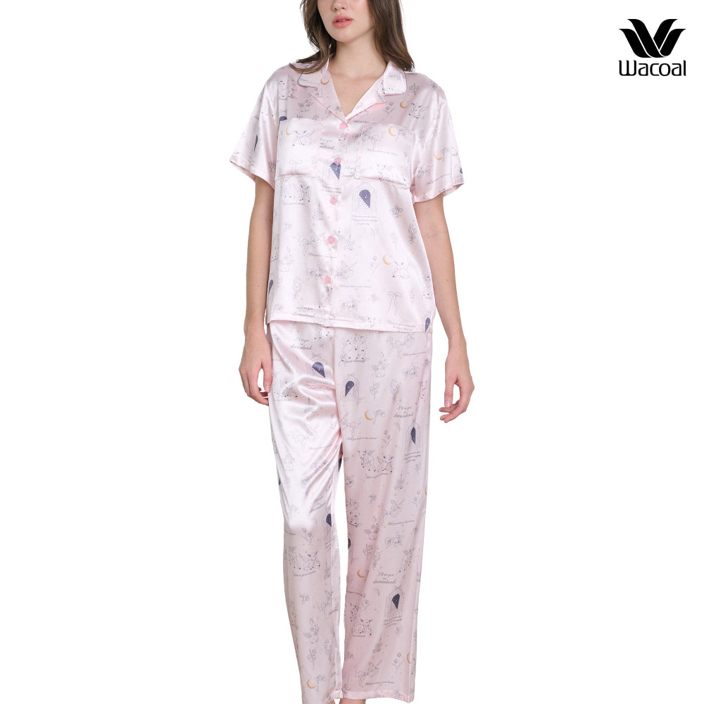 Wacoal Dreamland Collection ชุดนอนกันโป๊ แขนสั้นขายาว ผ้าซาติน พิมพ์ลาย Stary clouds รุ่น WN7V21 สีชมพูอมส้ม (OR)