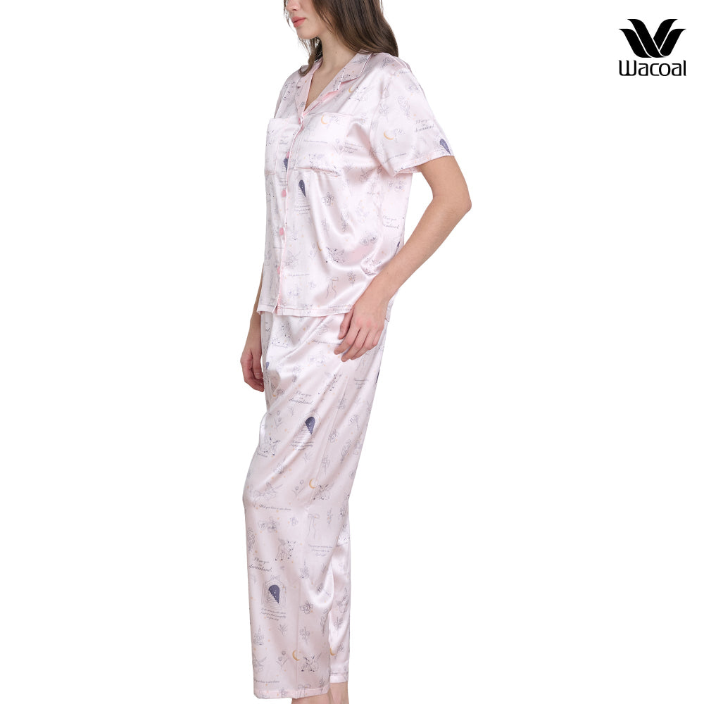 Wacoal Dreamland Collection ชุดนอนกันโป๊ แขนสั้นขายาว ผ้าซาติน พิมพ์ลาย Stary clouds รุ่น WN7V21 สีชมพูอมส้ม (OR)