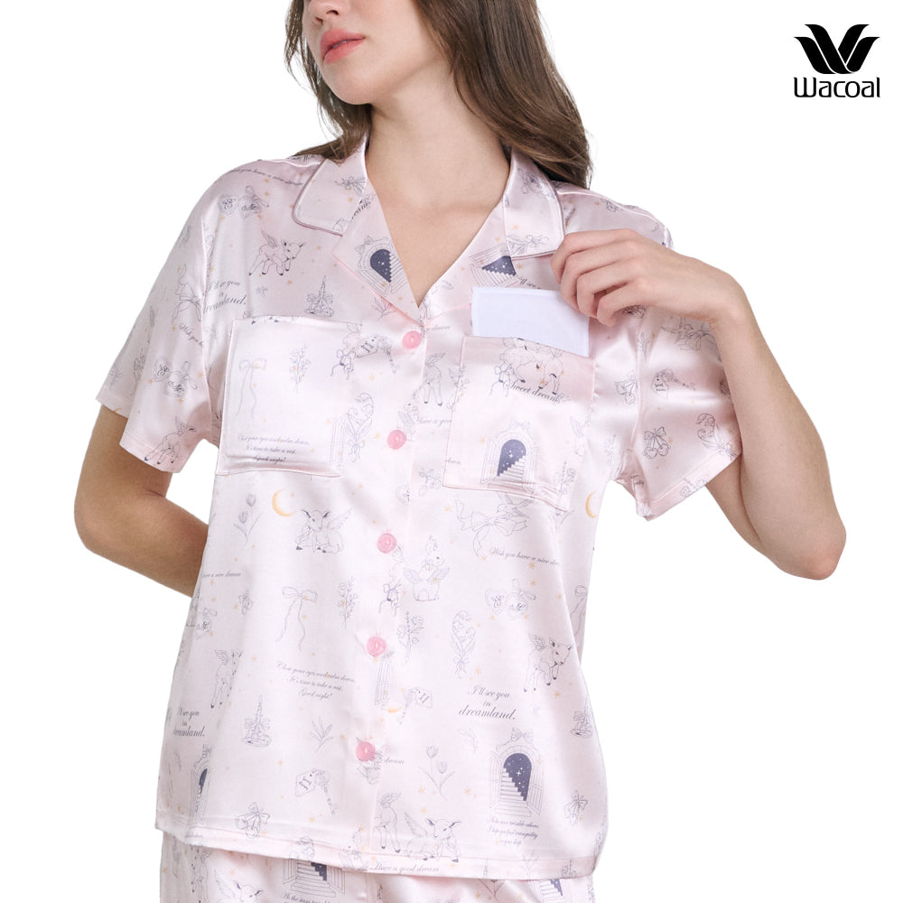 Wacoal Dreamland Collection ชุดนอนกันโป๊ แขนสั้นขายาว ผ้าซาติน พิมพ์ลาย Stary clouds รุ่น WN7V21 สีชมพูอมส้ม (OR)