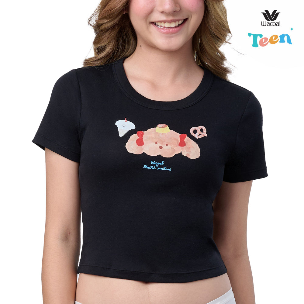 Wacoal Teen x Plaifah.postcard เสื้อยืดมีแขนสำหรับวัยใส พิมพ์ลายการ์ตูน รุ่น WH3A14 สีดำ (BL)