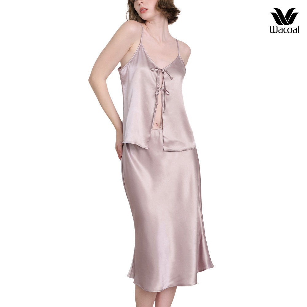 Wacoal Unban comfort ชุดนอนผ้าซาติน เสื้อสายเดี่ยวผูกโบว์ รุ่น WN3E01 เข้าคู่ กระโปรง รุ่น WN5E02 สีน้ำตาล (BR)