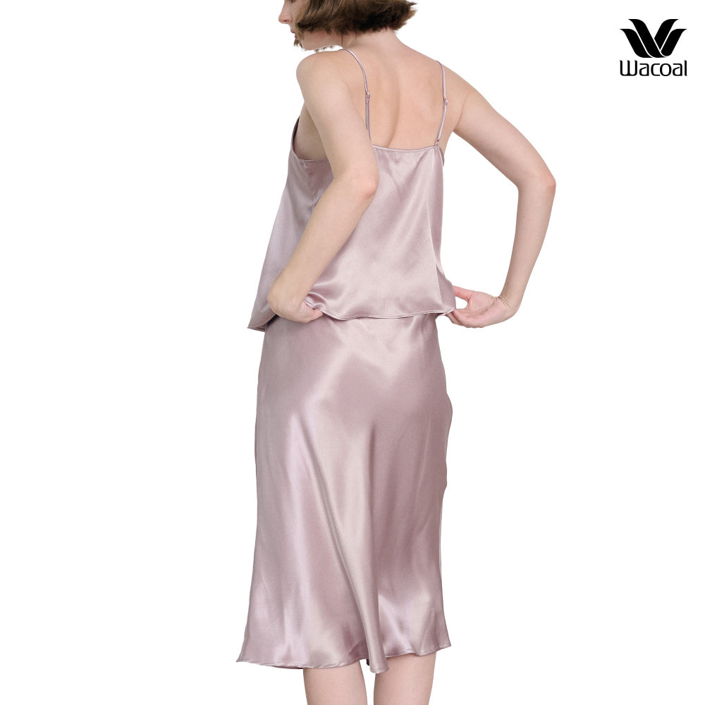 Wacoal Unban comfort ชุดนอนผ้าซาติน เสื้อสายเดี่ยวผูกโบว์ รุ่น WN3E01 เข้าคู่ กระโปรง รุ่น WN5E02 สีน้ำตาล (BR)