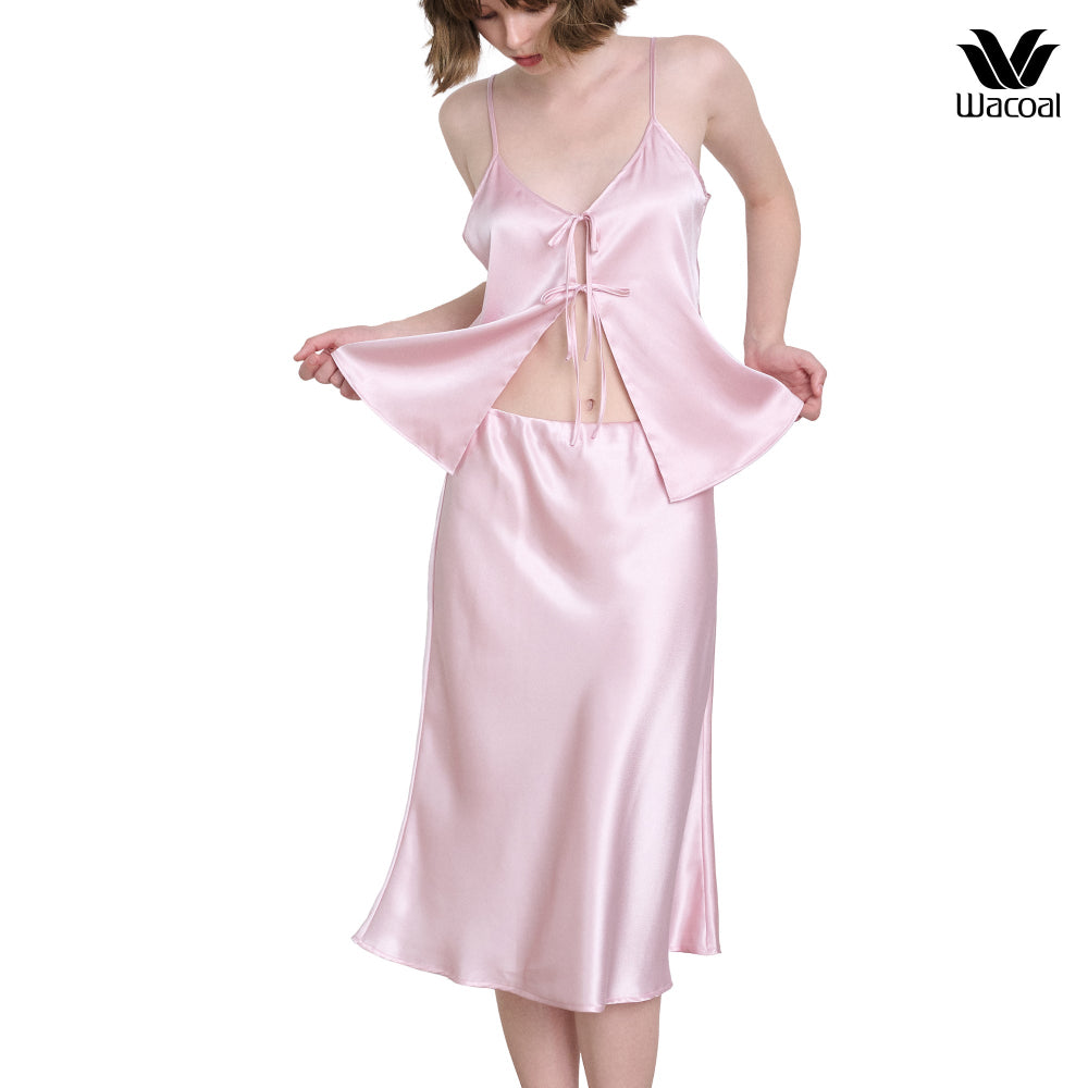 Wacoal Unban comfort ชุดนอนผ้าซาติน เสื้อสายเดี่ยวผูกโบว์ รุ่น WN3E01 เข้าคู่ กระโปรง รุ่น WN5E02 สีชมพู (PI)