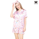 Wacoal X Meraki Alice Collection เซทชุดนอนกันโป๊แขนสั้น ขาสั้น ลายอลิซ รุ่น WN7D32 สีชมพู (PI)