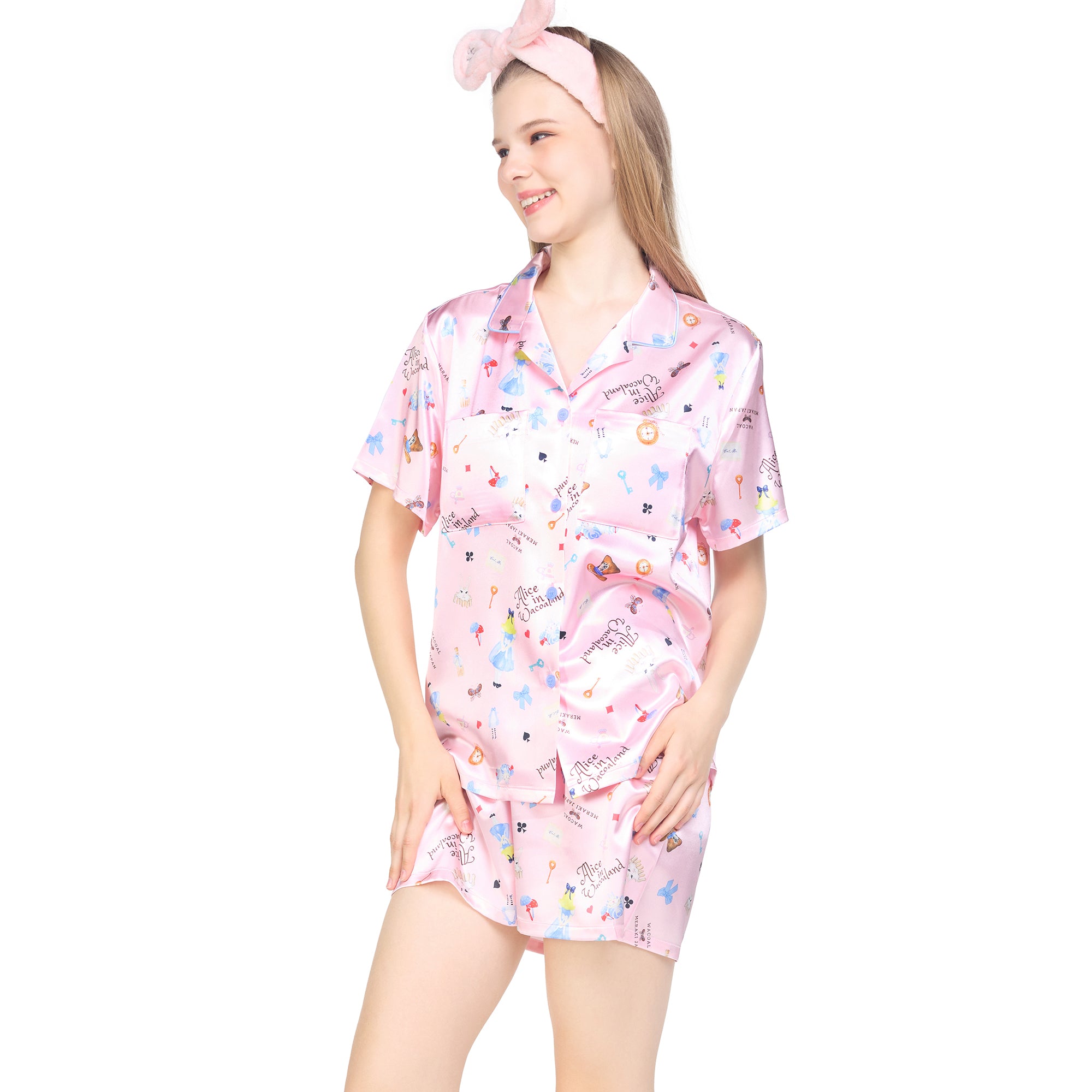 Wacoal X Meraki Alice Collection เซทชุดนอนกันโป๊แขนสั้น ขาสั้น ลายอลิซ รุ่น WN7D32 สีชมพู (PI)