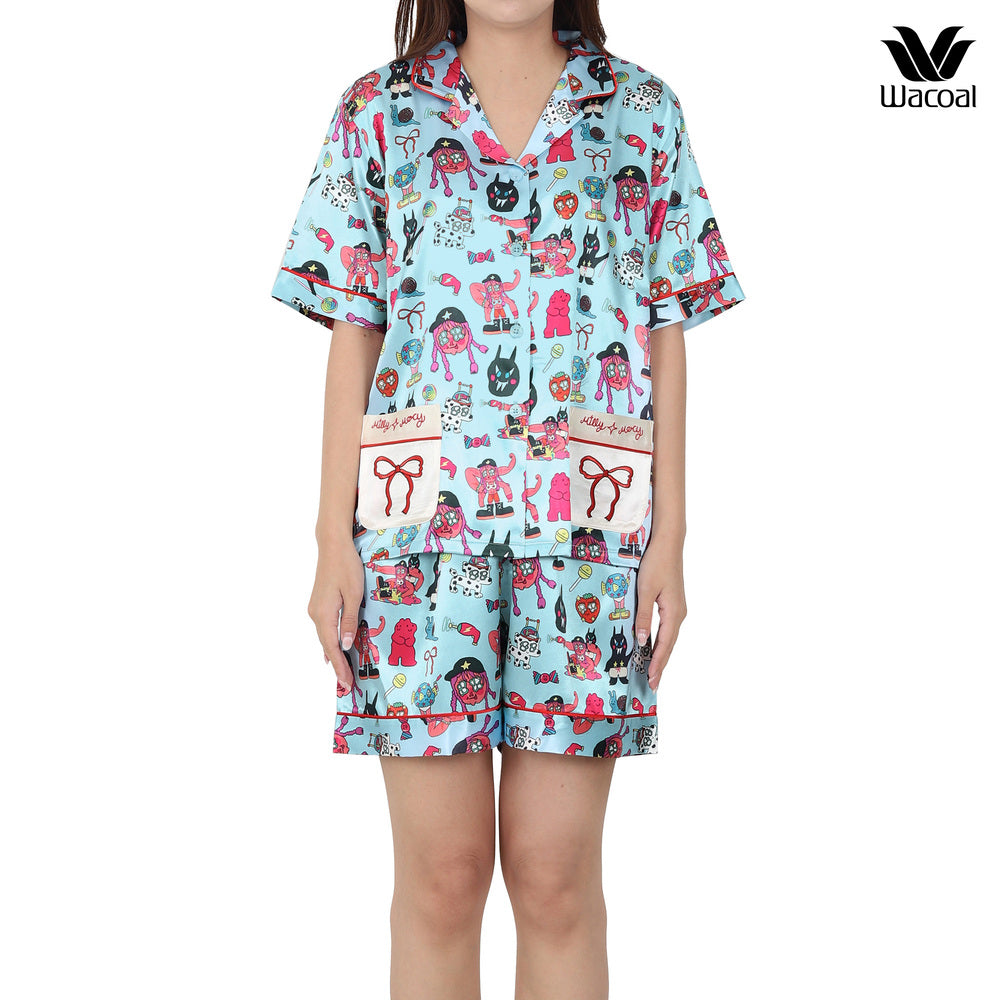 Wacoal X Milly & Mercy ชุดนอนแขนสั้น ขาสั้น พิมพ์ลายทั่วตัว รุ่น WN7D54 สีฟ้า (SX)
