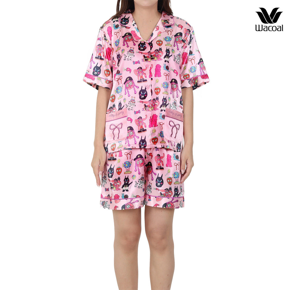 Wacoal X Milly & Mercy ชุดนอนแขนสั้น ขาสั้น พิมพ์ลายทั่วตัว รุ่น WN7D54 สีชมพู (PI)