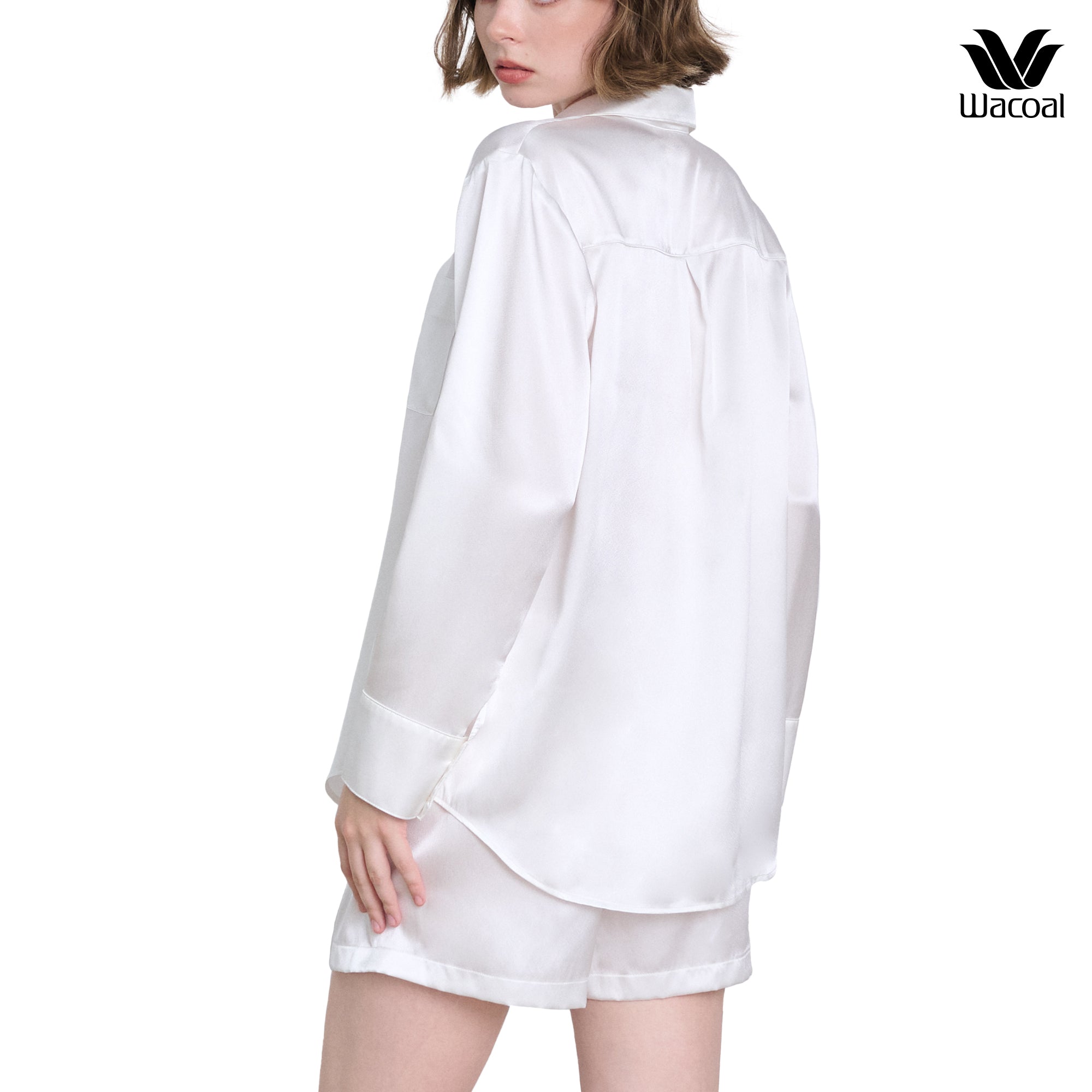 Wacoal Urban comfort ชุดนอน แขนยาว-กางเกงขาสั้น ผ้าซาติน รุ่น WN7E98 สีขาว (WH)