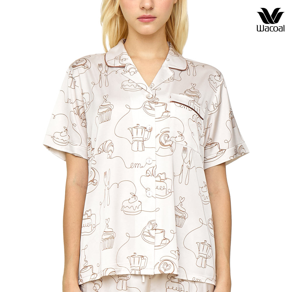 Wacoal CAFE’ CATION ชุดนอนแขนสั้น ขาสั้น พิมพ์ลาย Coffee Print รุ่น WN7G02 สีเบจ (LB)