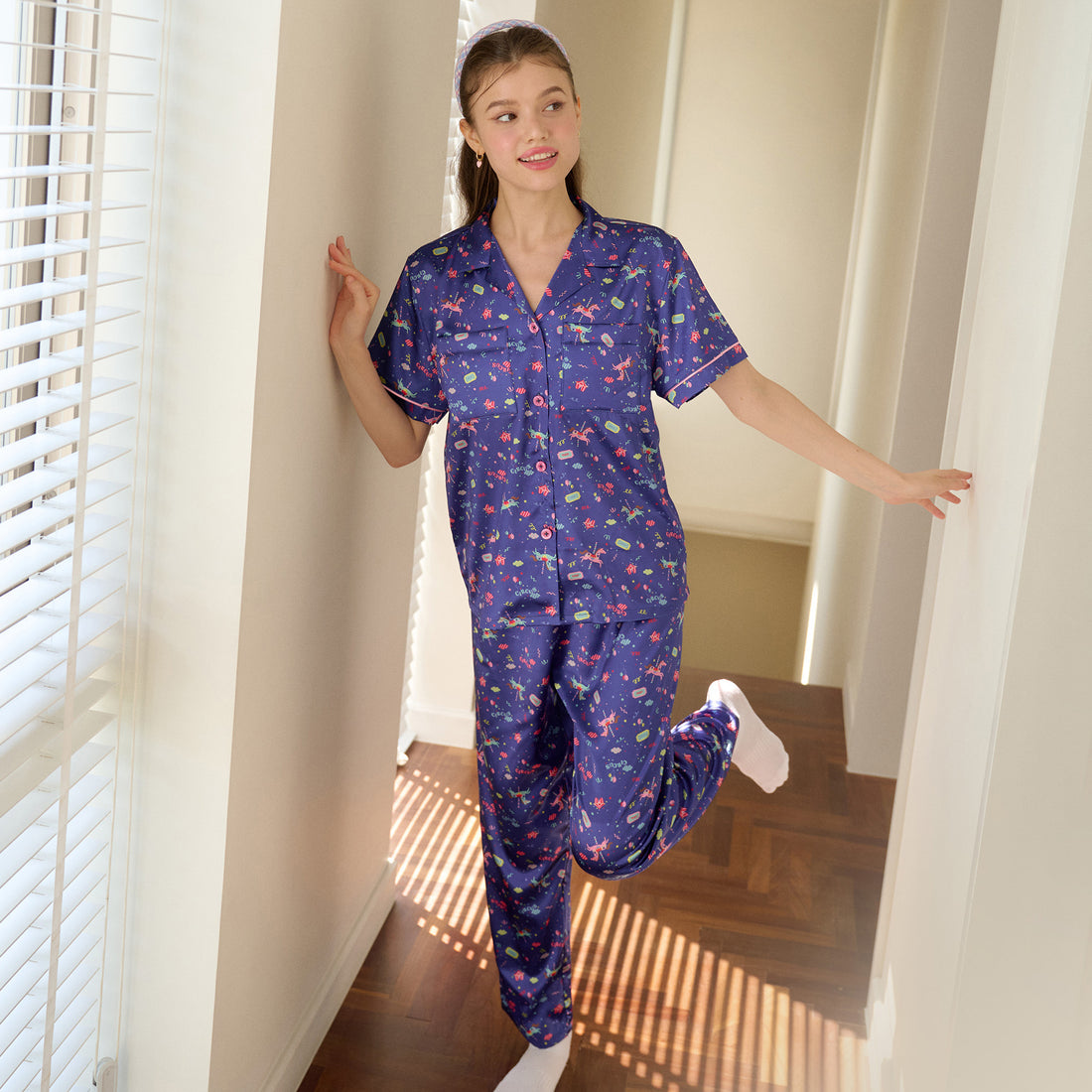 Santa Monica Collection, short-sleeved, long-legged pajamas, amusement park print, model WN7O04