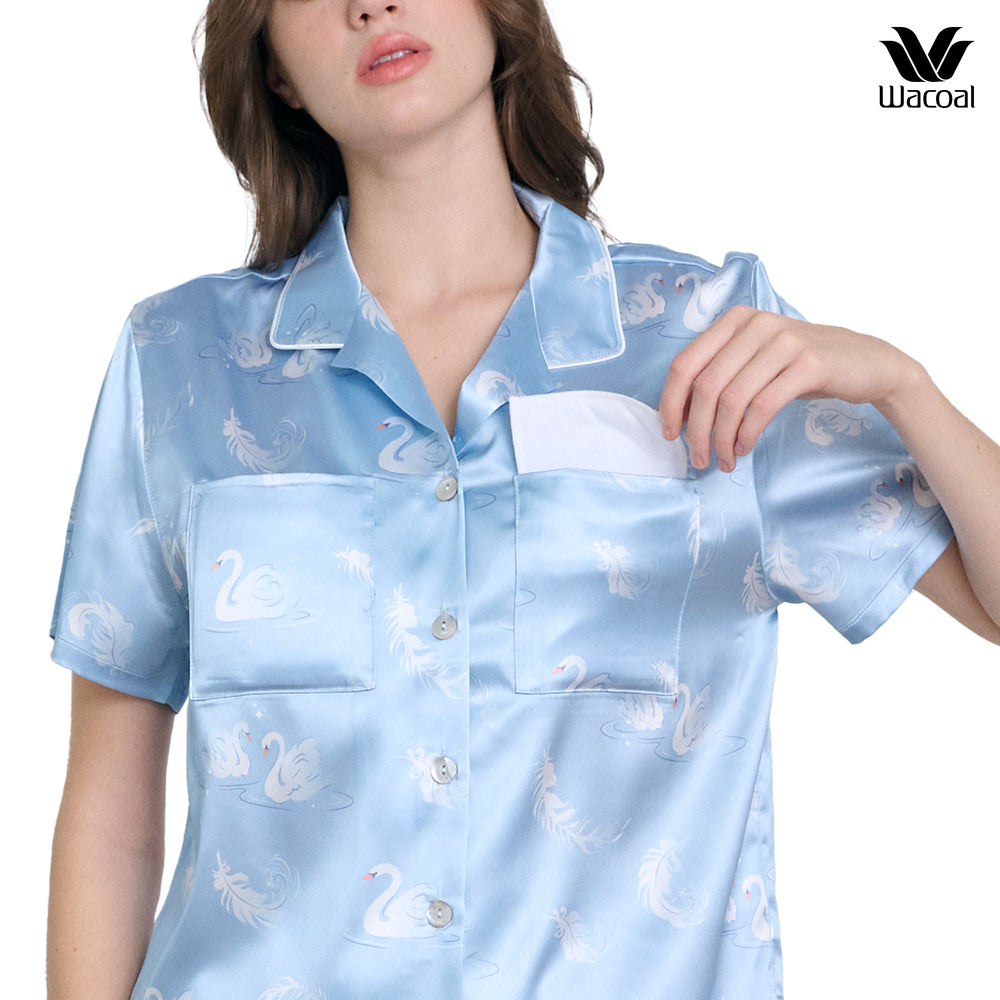 Wacoal Dreamland Collection ชุดนอนกันโป๊ แขนสั้นขาสั้น ผ้าซาติน พิมพ์ลาย Swan Lake รุ่น WN7V18 สีฟ้า (SX)