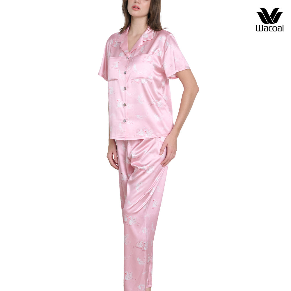 Wacoal Dreamland Collection ชุดนอนกันโป๊ แขนสั้นขายาว ผ้าซาติน พิมพ์ลาย Swan lake รุ่น WN7V19 สีชมพู (PI)
