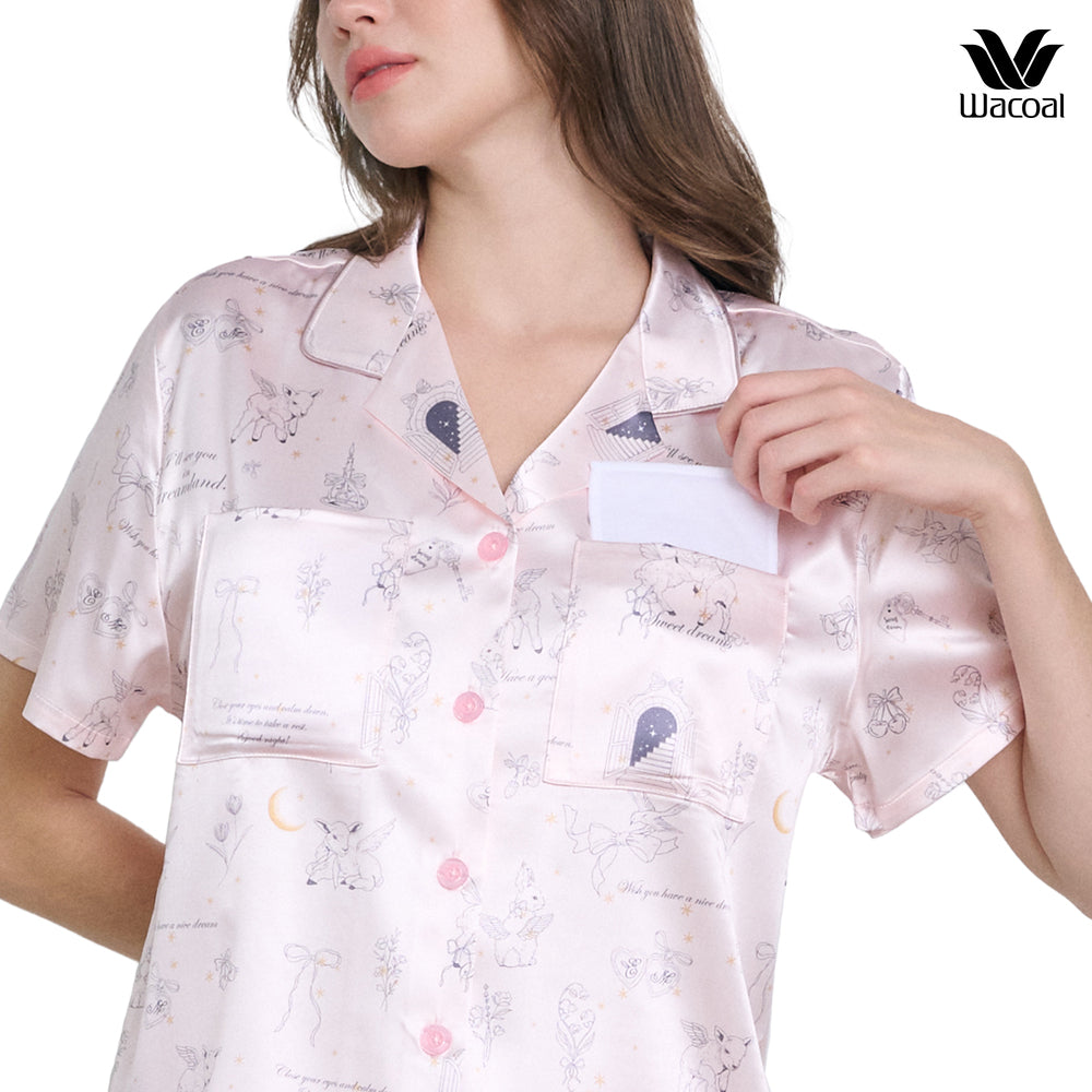 Wacoal Dreamland Collection ชุดนอนกันโป๊ แขนสั้นขาสั้น ผ้าซาติน พิมพ์ลาย Stary clouds รุ่น WN7V20 สีชมพูอมส้ม (OR)