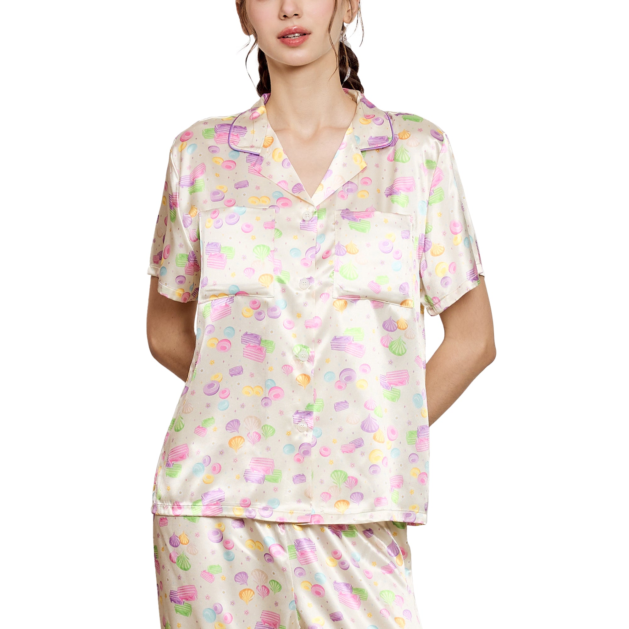Wacoal Any Thai Any Where Collection วาโก้ ชุดนอนกันโป๊ รูปแบบเสื้อแขนสั้น กางเกงขายาว พิมพ์ลายขนมไทย รุ่น WN7V15 สีเหลือง (YE)